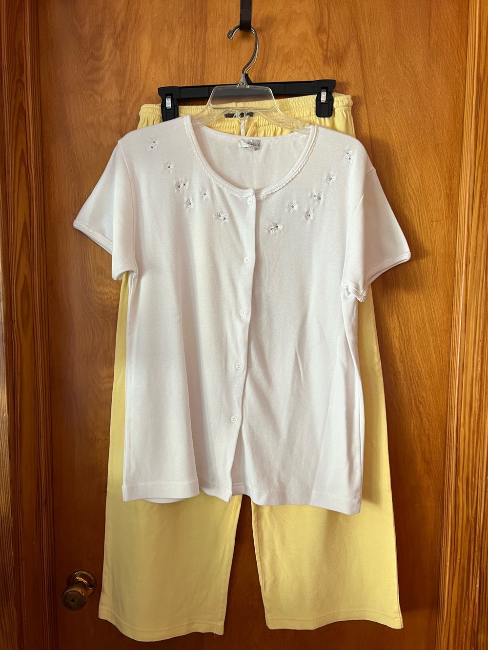 Jockey size medium short sleeve button front pajamas white and yellow